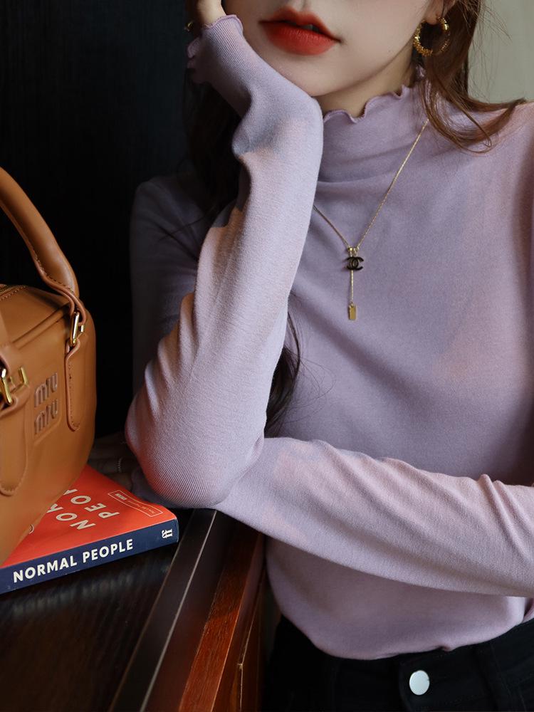 

Женский топ облегающего кроя с полувысоким воротником и деревянной отделкой ушек, осенне-зимняя коллекция 2024 года