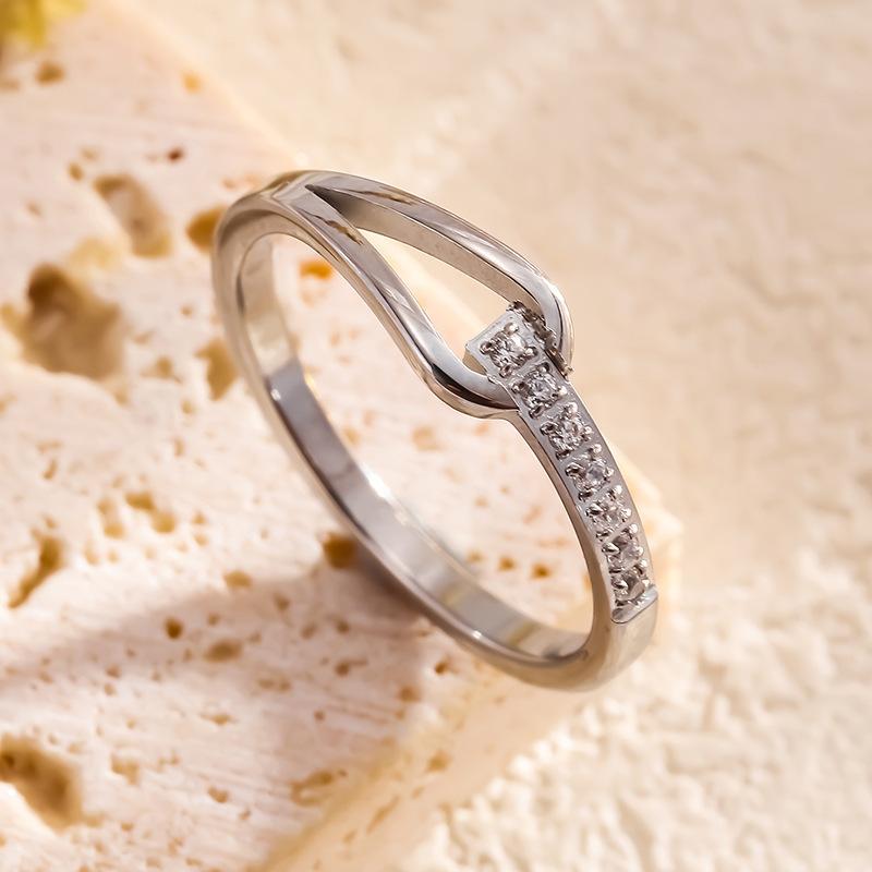 Elegant Twisted Shiny Cubic Zircon Ring Simple Design Daily Wear Finger Ring For Women