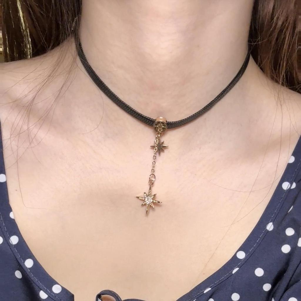 Chique Pittige Meisje Leren Bel Choker Ketting – Uniek Minderheidsontwerp