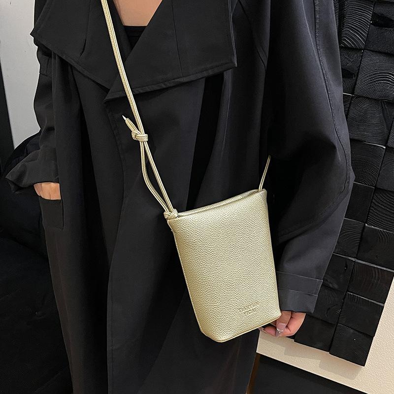 Fashion going out small satchel women's bag 2025 new trendy summer foreign style versatile mobile phone bag Korean version shoulder messenger bag