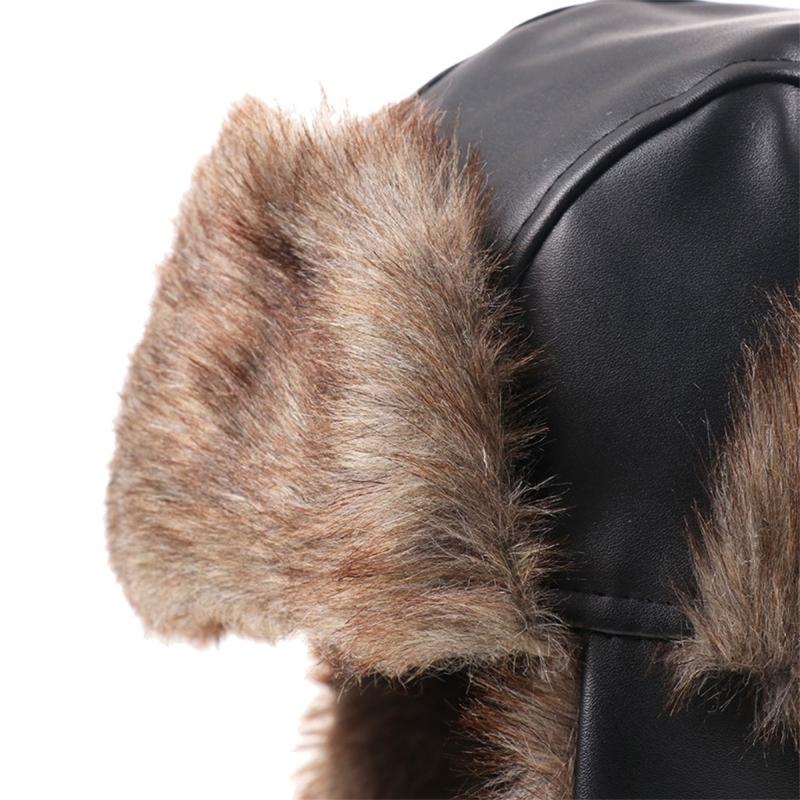 Dick gefütterte Trapper-Mütze mit PU-Außenschicht, strukturierter Zierleiste und Ohrenklappen für den Winter-Arbeitsweg und Reisen