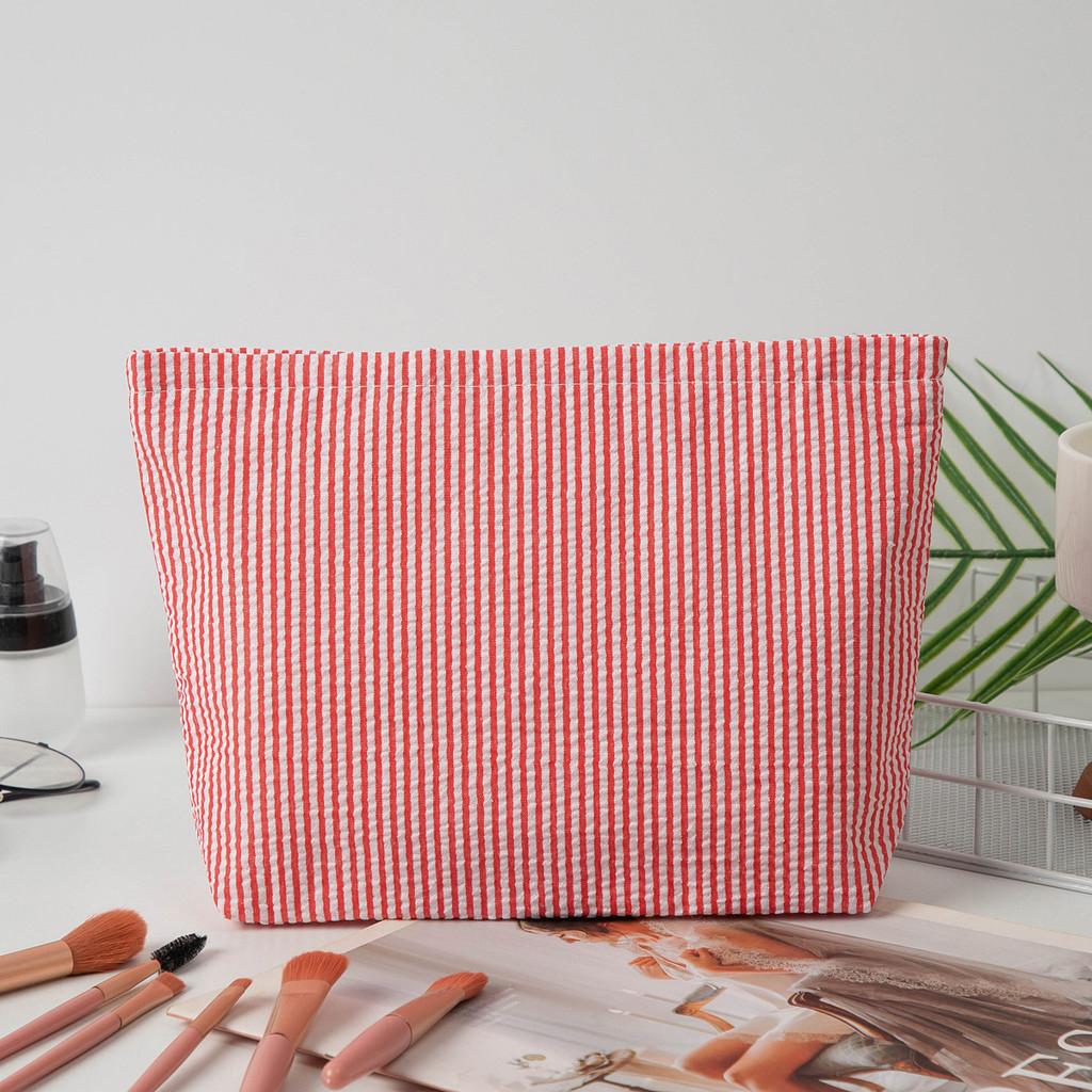 Modern Striped Polyester Toiletry Bag With Breathable Design For Travel And Daily Use
