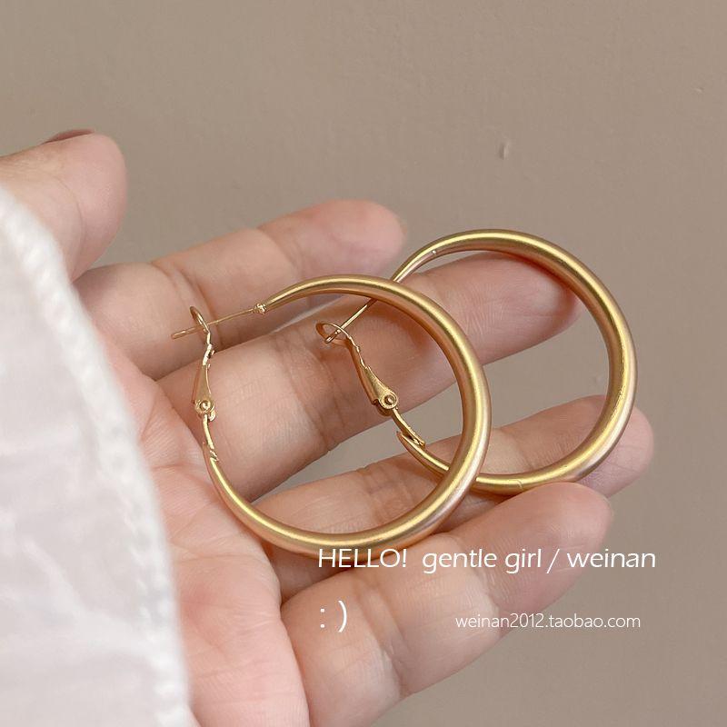 

Matte Gold Frosted Vintage Hong Kong Style Large Circle Geometry Mosquito Coil Ear Clips and Ear Studs Earrings Fancy Autumn Earrings A pair of large dumb gold stud earrings