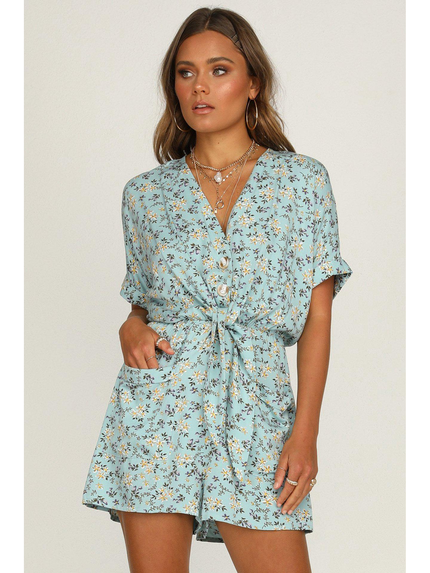 

Летний женский комбинезон свободного кроя с цветочным принтом и V-образным вырезом, короткими рукавами и высокой талией L цветочный