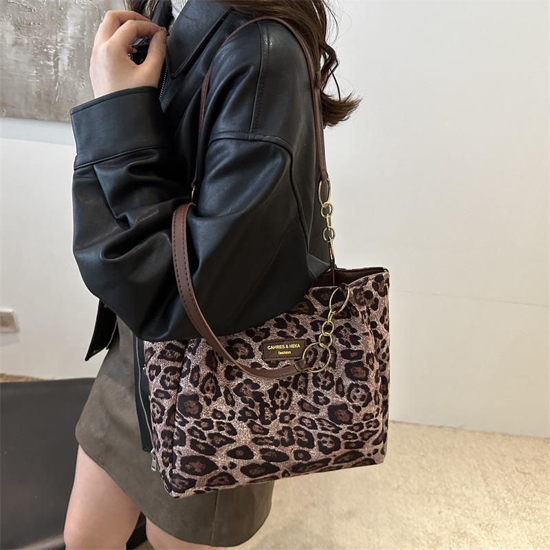 2025 Autumn New Korean Version Large-capacity Tote Bag Women's Fashion Simple Leopard Print Commuter Temperament Shoulder Armpit Bag