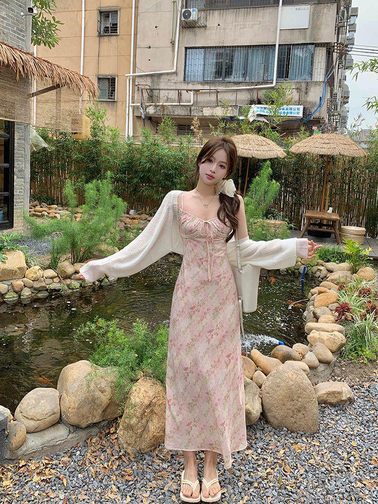 Teepause Französisches Blumen-Spaghetti-Trägerkleid mit Spitzen-Patchwork - Damen Frühling/Sommer 2024 Süßes Temperament Langes Kleid