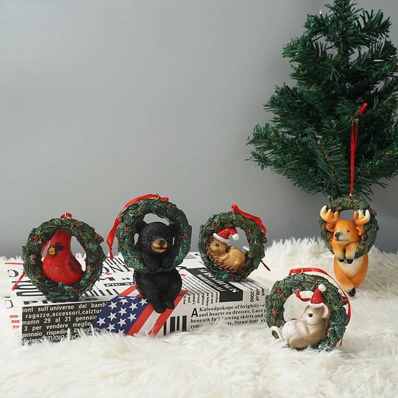 Christmas Decorations Cute Cartoon Animals In Wreath Elk Bear Christmas Tree Pendant Resin Crafts Background Wall Hanging