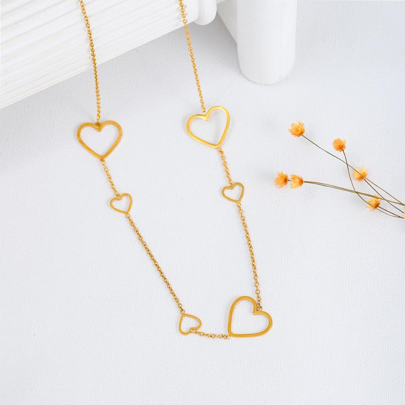 Gold Hollow Heart Titanium Steel Necklace for Women Elegant Commuter Luxury Sweet Fashion Jewelry Accessories
