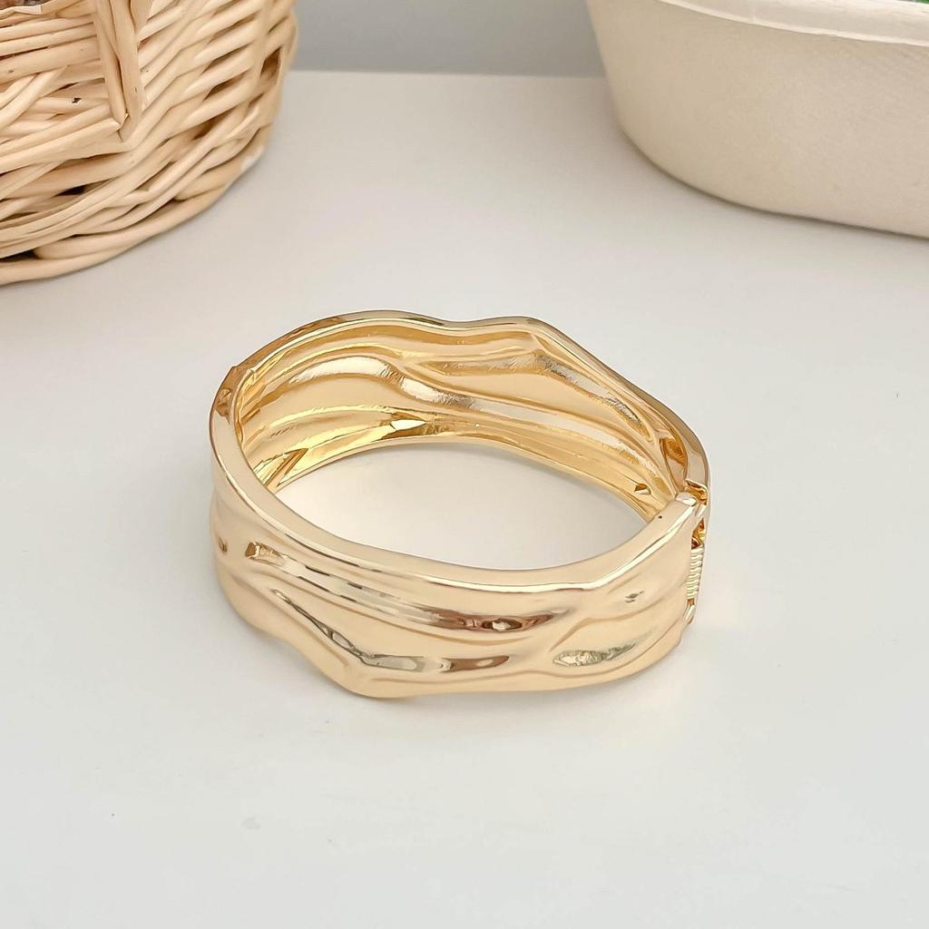 Interlocking Ring Open Bangle - European & American Light Luxury Design for Women