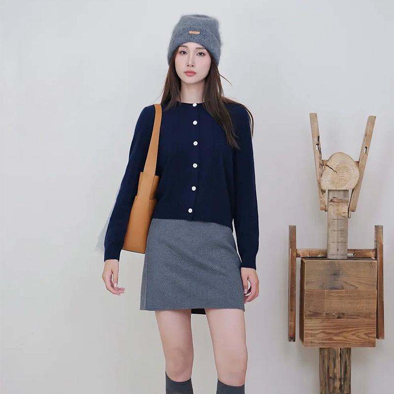 2024 Early Autumn Women's College Style Knit Wool Cardigan: Classic Long Sleeve Pullover for Casual Commuters.