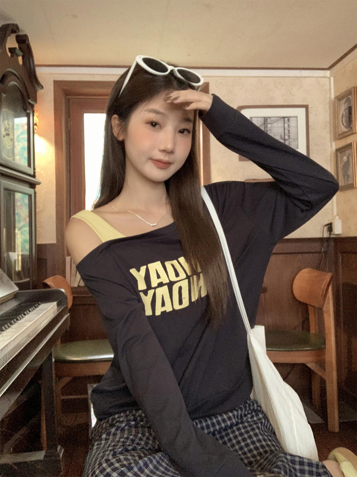 

Unique design diagonal collar off-shoulder contrasting color splicing letter printing long-sleeved t-shirt autumn new top women S темно-синий
