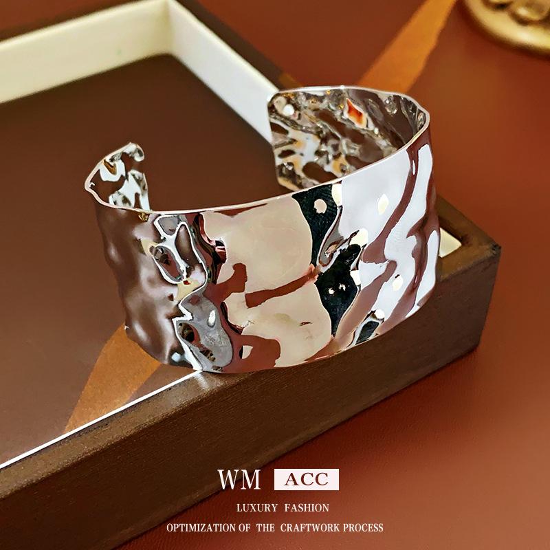 European & American Pleated Metal Bangle: Elegant Cold-Style Bracelet with High-End Luxury Design