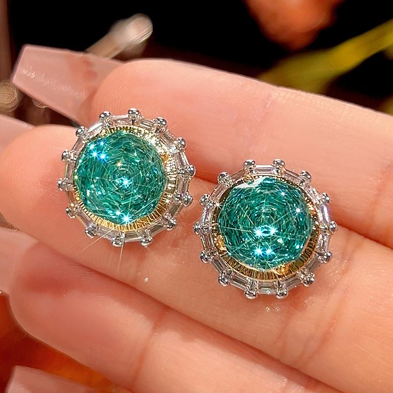 

Ювелирные изделия Медное основание Позолоченное Тысячелетие Чепала Зеленый Темперамент Легкая Роскошь Костюм Женщины 18-10М