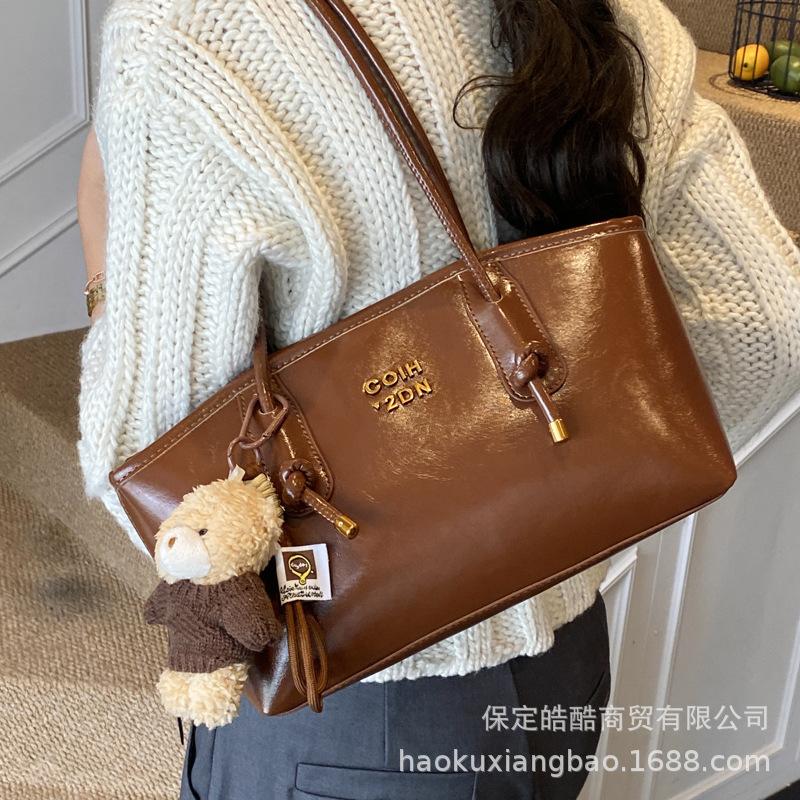Large-capacity retro bag women's autumn and winter versatile 2025 new simple shoulder bag casual work commuter tote bag