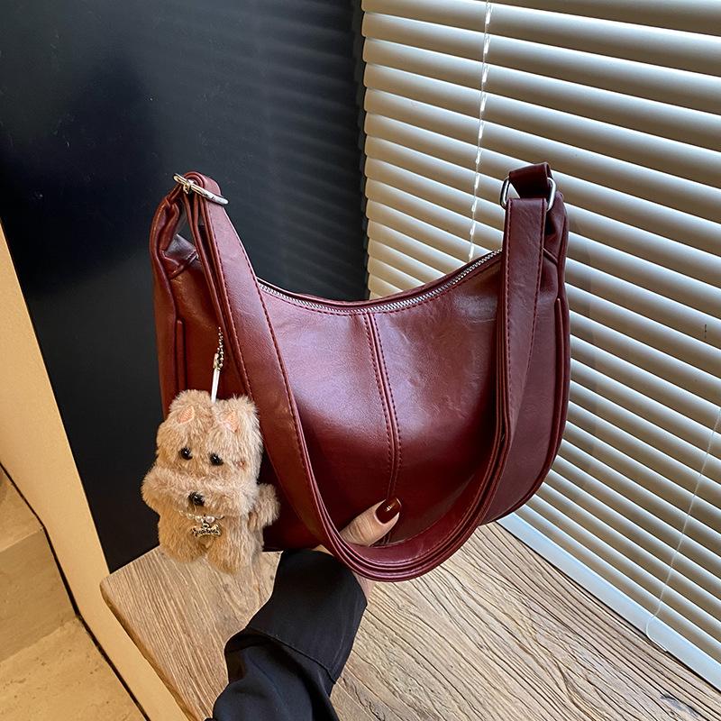 

Retro large-capacity bag women s 2025 autumn new splicing messenger bag fashionable soft leather shoulder class commuter bag no pendant бордовий