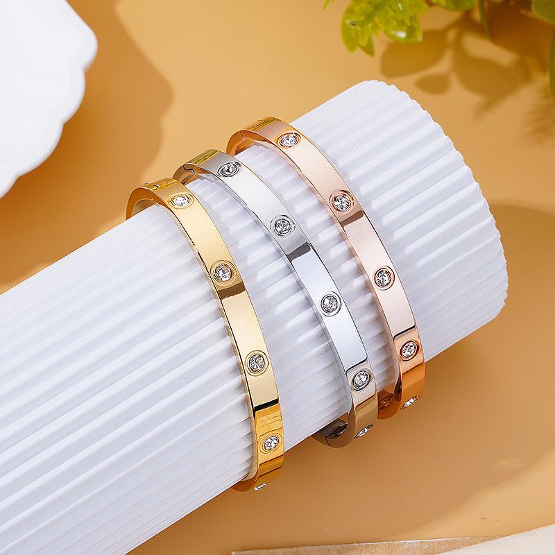 Retro Diamond Patterned Wristband Bracelet for Women with Light Luxury Temperament