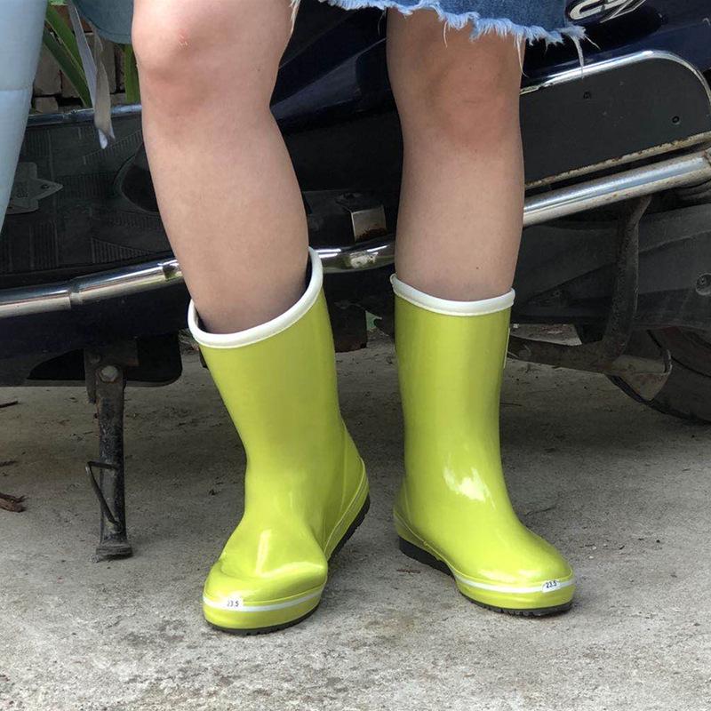 Women's Lightweight Mid-Tube Rubber Rain Boots - Fashionable, Soft, and Sweat-Absorbing for All Seasons.