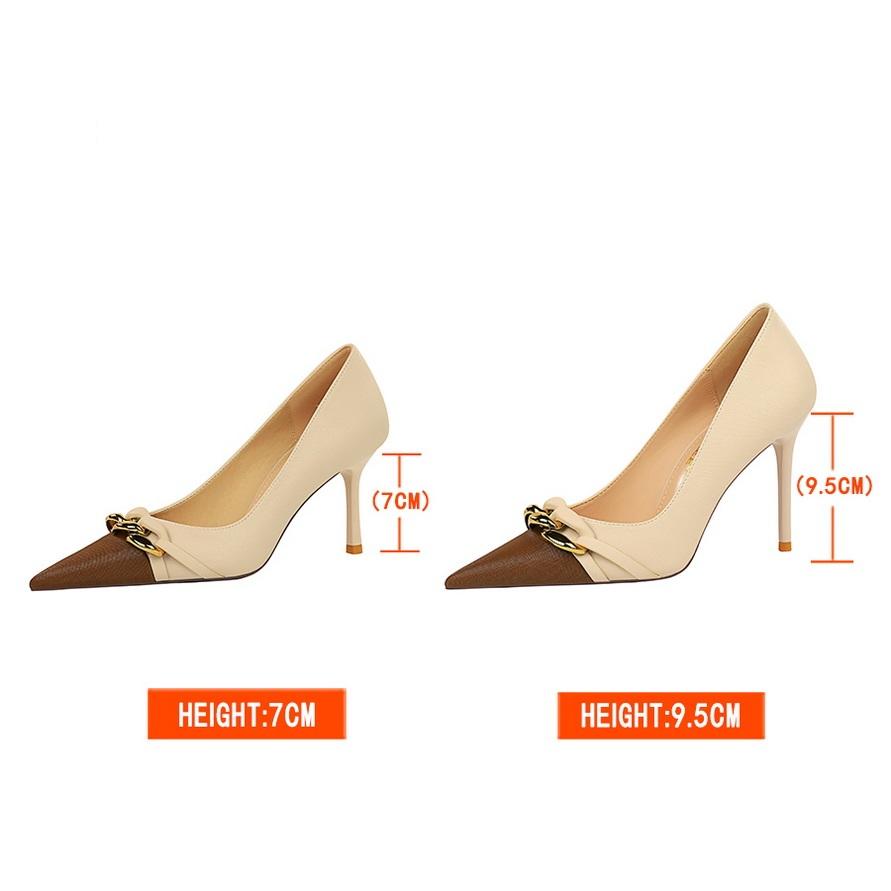Banchet de damă cu tocuri înalte, tăiat lejer, blocaj de culoare, lanț metalic ascuțit, pantofi decorativi individuali