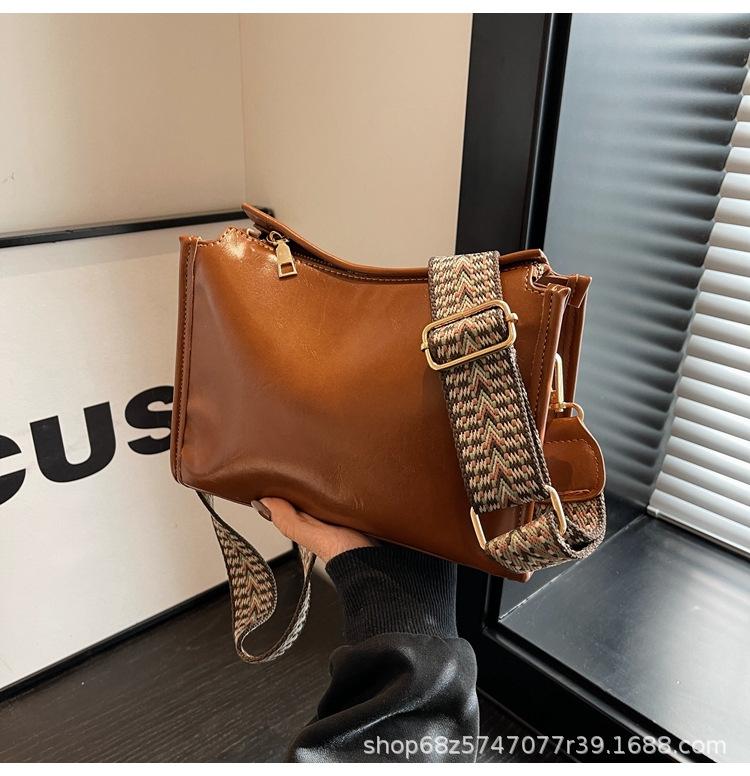 

This year s popular small bag women s autumn and winter versatile 2025 new fashion retro broadband one-shoulder crossbody bag pillowcase коричневий