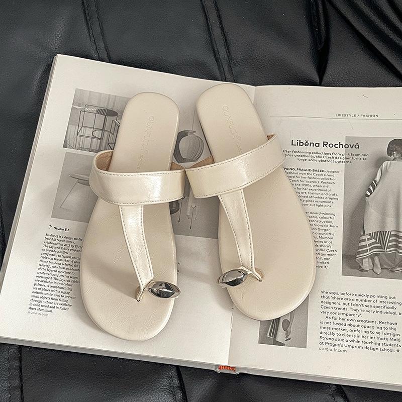 Set of toe flip-flops women's summer wear fashion 2025 flat bottom clip toe Internet celebrity sandals sandals beach shoes tide