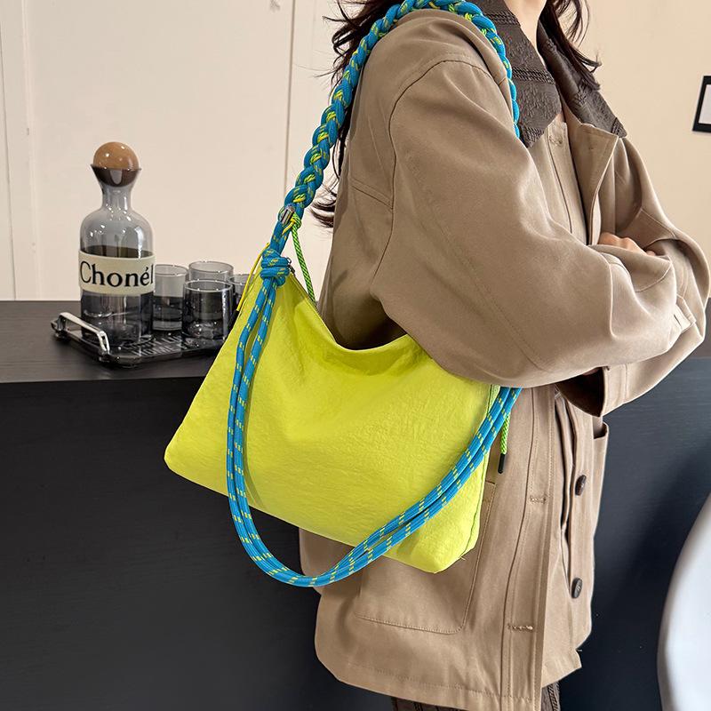 Macar Color Woven Strap Lightweight Shoulder Bag Korean Style Fashiable and Versatile Crossbody Bags for Women Commuting Bag