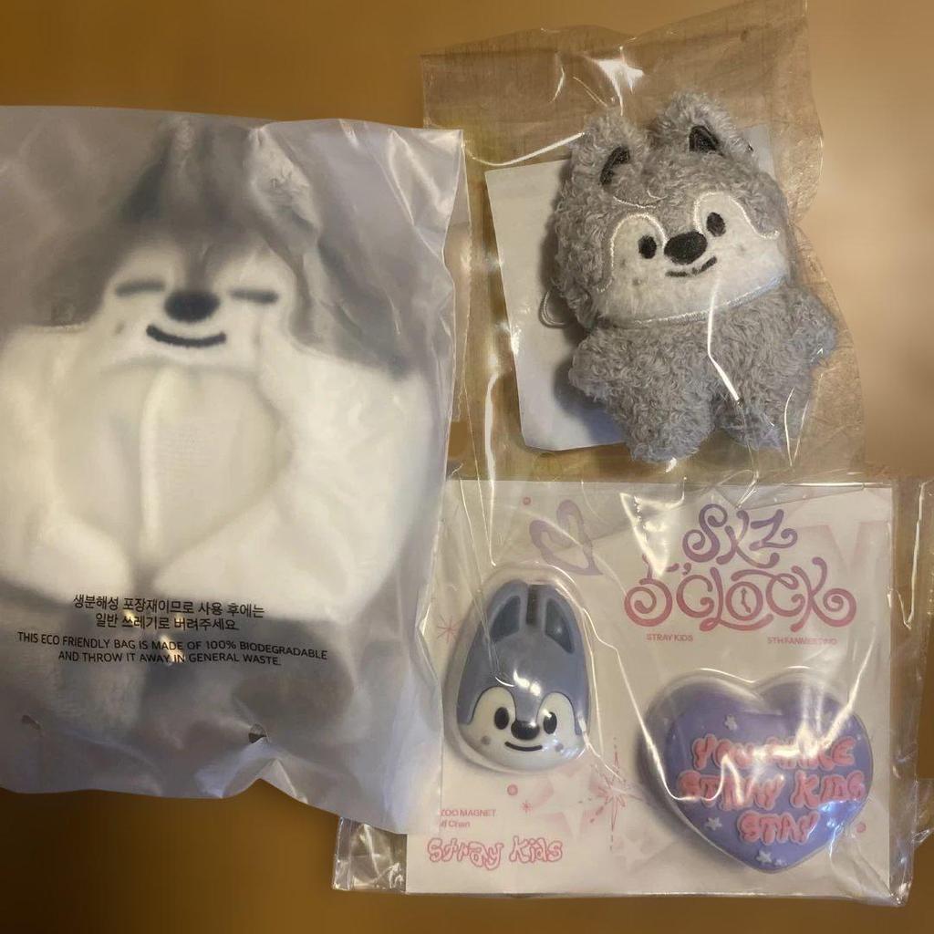 [USED] Price Drops in August! Wolfchan Poncho Magnet Key Ring