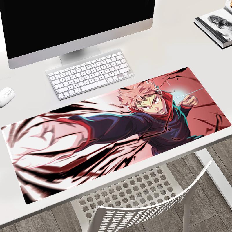 Tapis de bureau Jujutsu Kaisen 40x90x0.3CM avec les personnages Gojo, Yuji et Megumi.