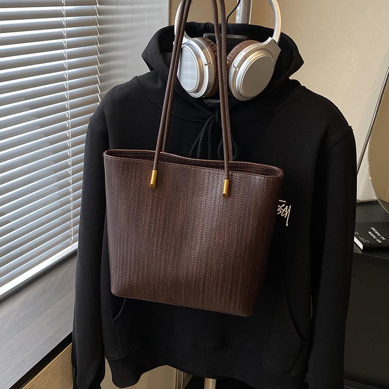 Retro Bag Women's Large-capacity 2025 New Autumn and Winter Versatile Shoulder Bag Is Popular This Year, Textured Commuter Tote Bag