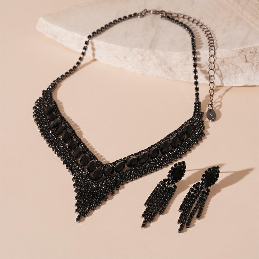 2-piece set of dark wind diamond V-shaped fringed stud earrings necklace, personalized temperament item decoration
