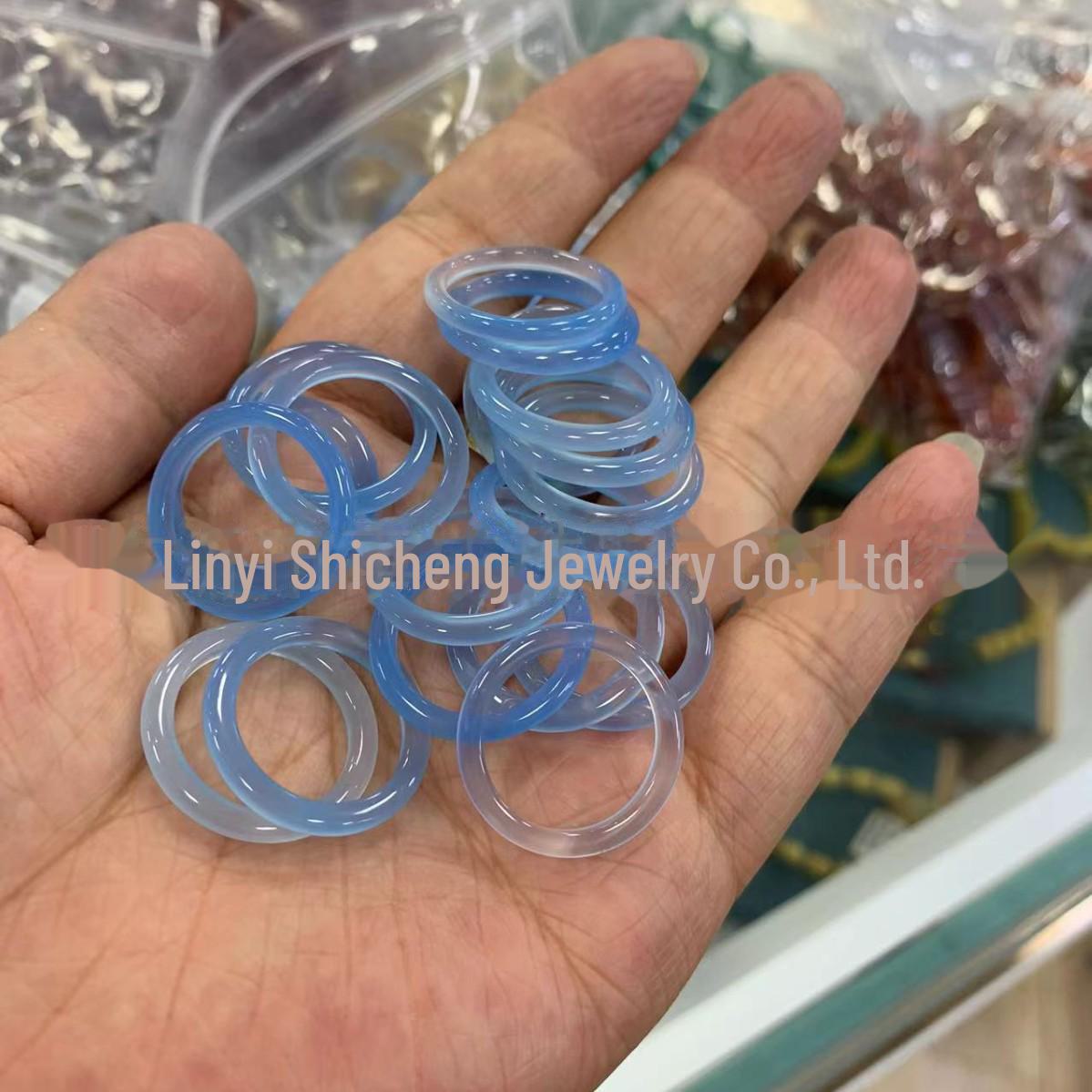 

Кольцо из белого лунного халцедона высокой прозрачности с нефритом Fine королевский синий