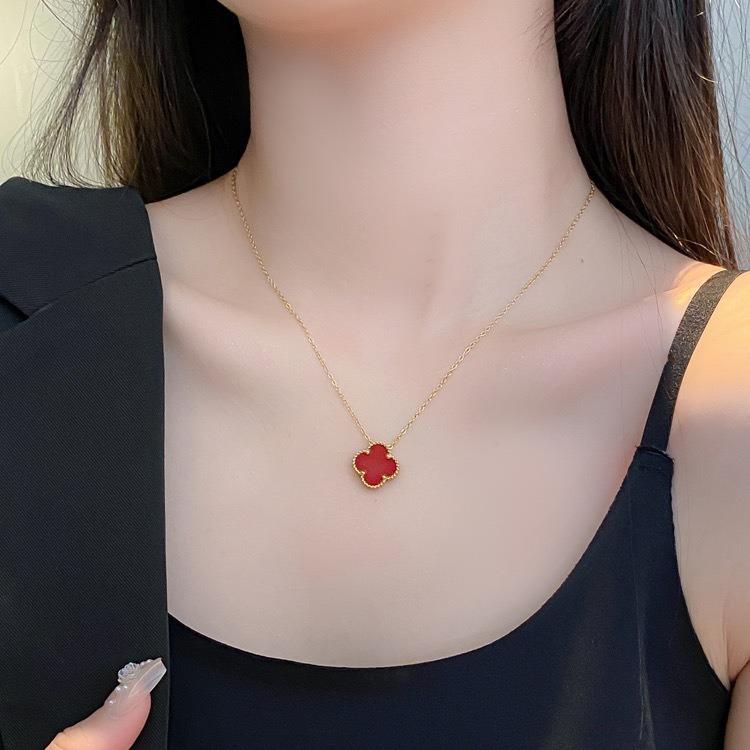 Doppelseitig tragbare Halskette aus Titanstahl mit vierblättrigem Kleeblatt, schlichte, leichte, luxuriöse, hochwertige Halskette mit Sinn für Accessoires für Damen