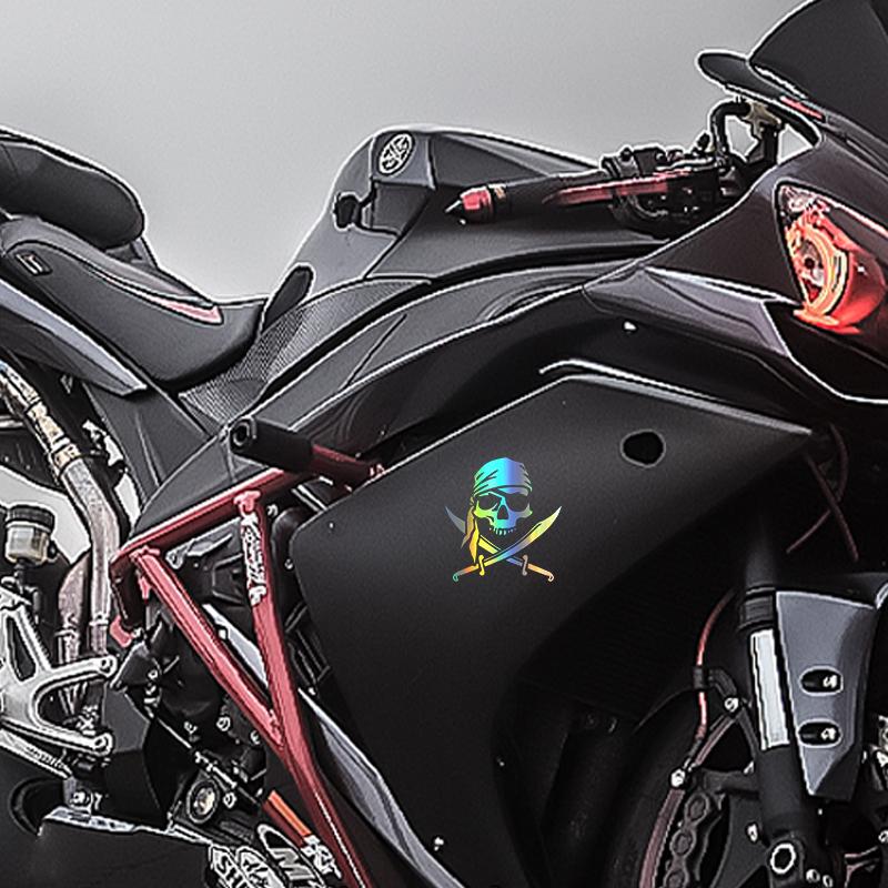 G172 módní personalizovaná nálepka Pirátská lebka pro motocykly, SUV vodotěsný kryt škrábanec vinylová nálepka, 15cm*16cm