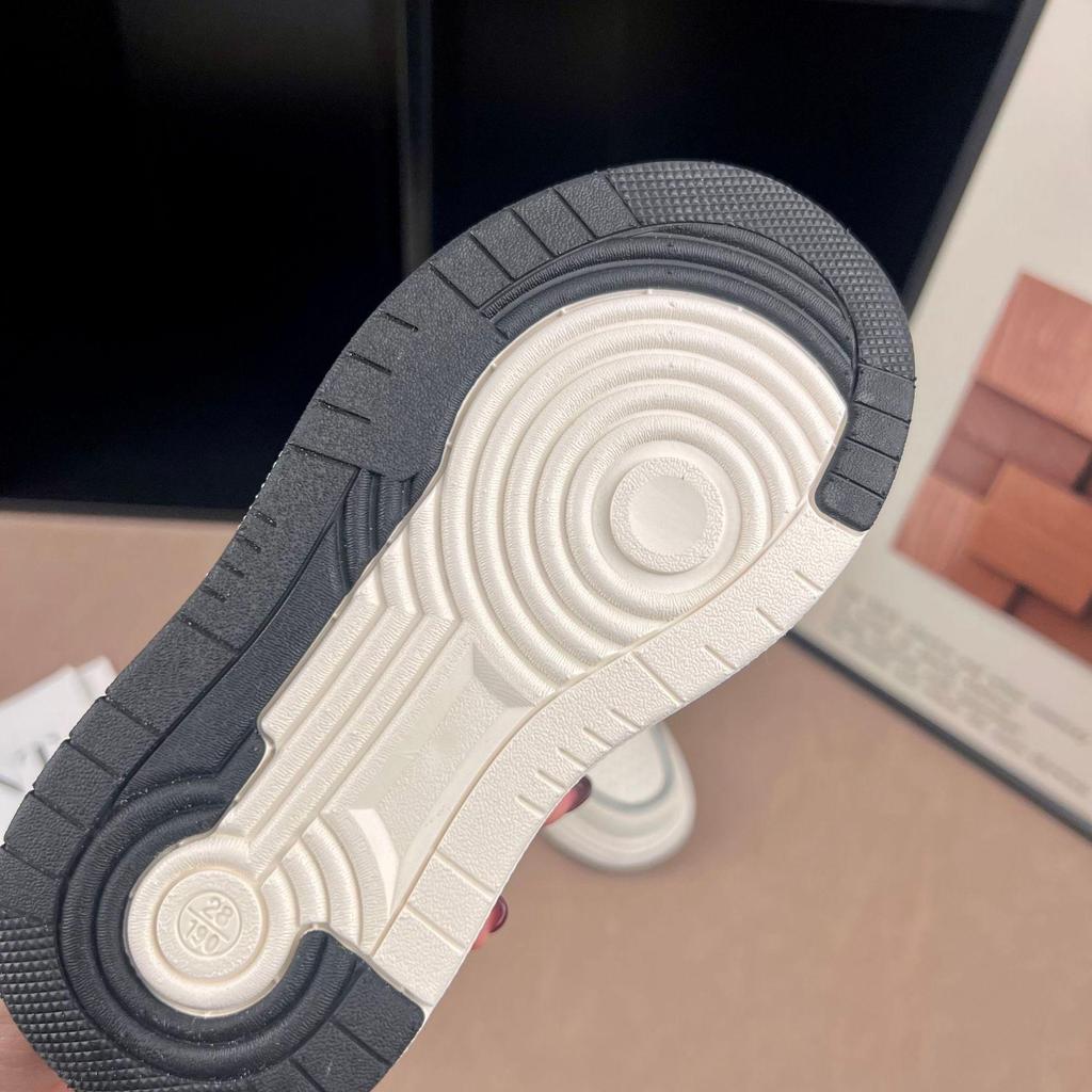 2026 Spring Kids' Sports Shoes: Korean Style, Versatile, Lightweight Low-Top White Shoes for Girls and Boys