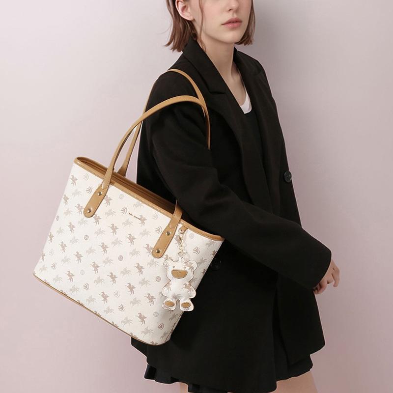 2025 Genți de mână noi mari pentru femei Design de marcă Geantă de umăr Geantă tote clasică cu model în carouri cu ornament ursuleț Genți de cumpărături excelente din PVC