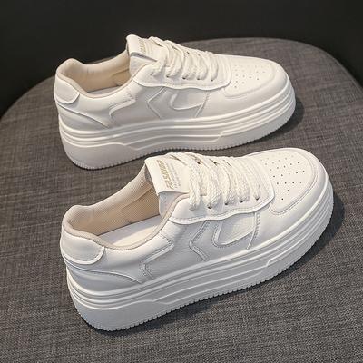 Zapatos de cuero blancos pequeños para mujer 2025 primavera nuevos versátiles explosivos muffin suela gruesa realzantes zapatos de mujer casuales deportivos zapatos de tabla
