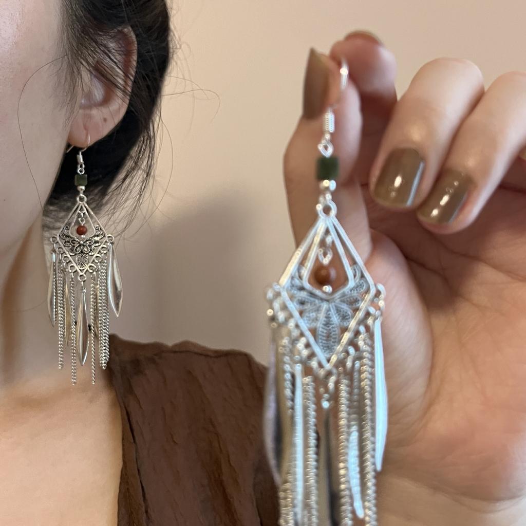 Exotic high-end fringed earrings, niche retro ethnic style earrings, French heavy industry bohemian earrings.