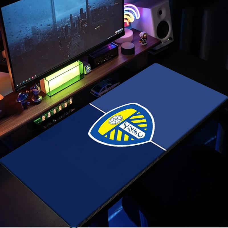 Tappetino per mouse con design dello stemma del Leeds United, base in gomma, tappetino da scrivania per esports, tappetino per mouse per giocatori e uso in ufficio, scrivania da gioco, tappetino facile da pulire