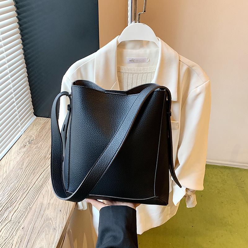 This year's popular bag women's large-capacity 2025 new autumn and winter retro fashion shoulder bag texture mother bucket bag
