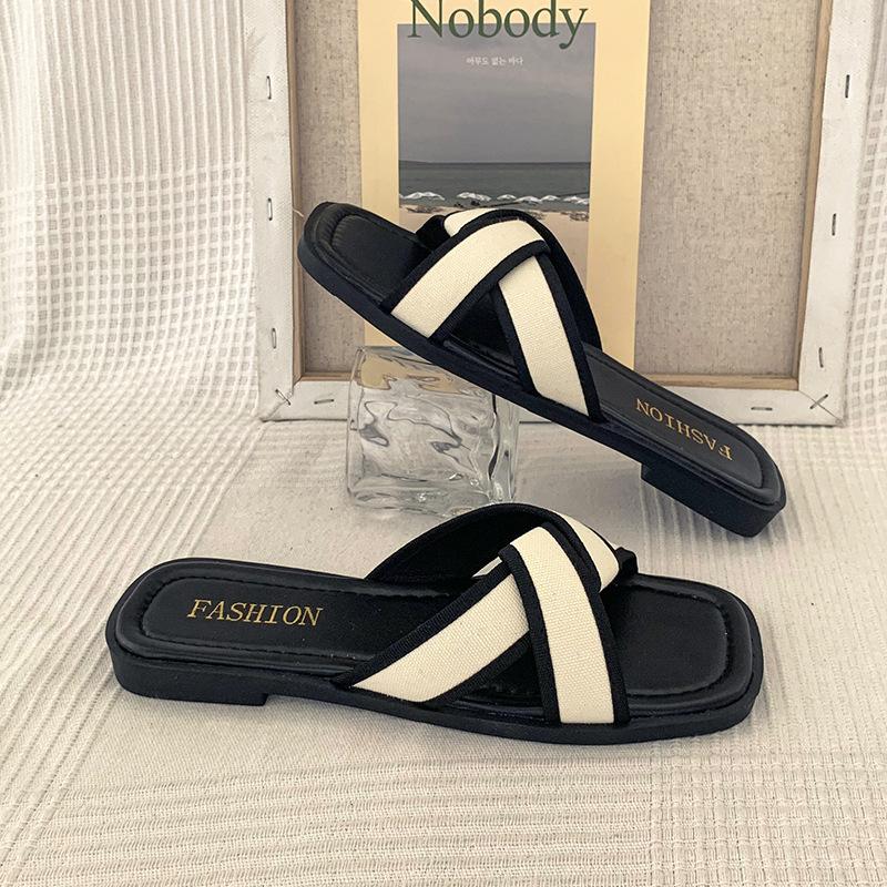 French high-end flat-bottomed cool slippers for women's summer wear Xiaoxiangfeng 2025 new Internet celebrity going out beach shoes