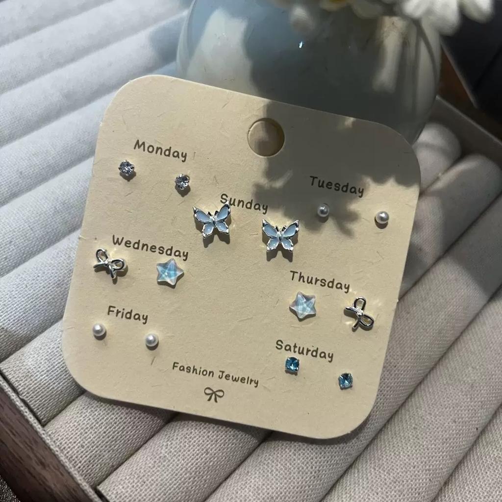 Chunri Mori is small, fresh and cute, sweet little butterfly stud earrings, elegant and small temperament, simple and versatile ear bone woman