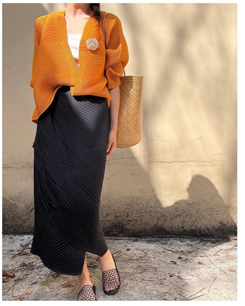 Miyake Schwarzer gefalteter Mid-Length Damenrock mit unregelmäßigem Schlitz