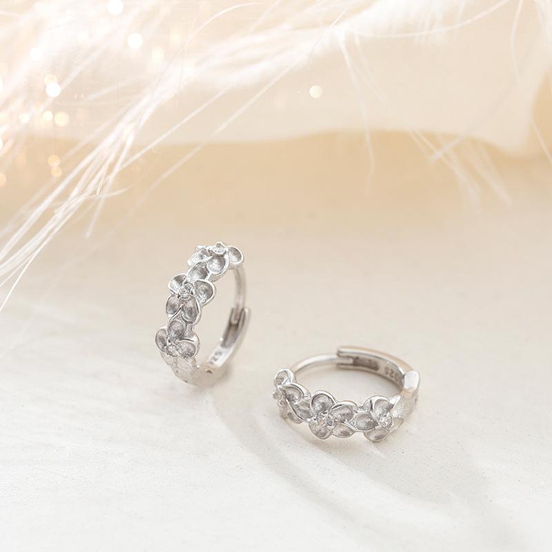 New Korean Daisy Flower Hoop Earrings For Women Simple Fashion Sunflower Butterfly Zircon Earring Party Wedding Jewelry