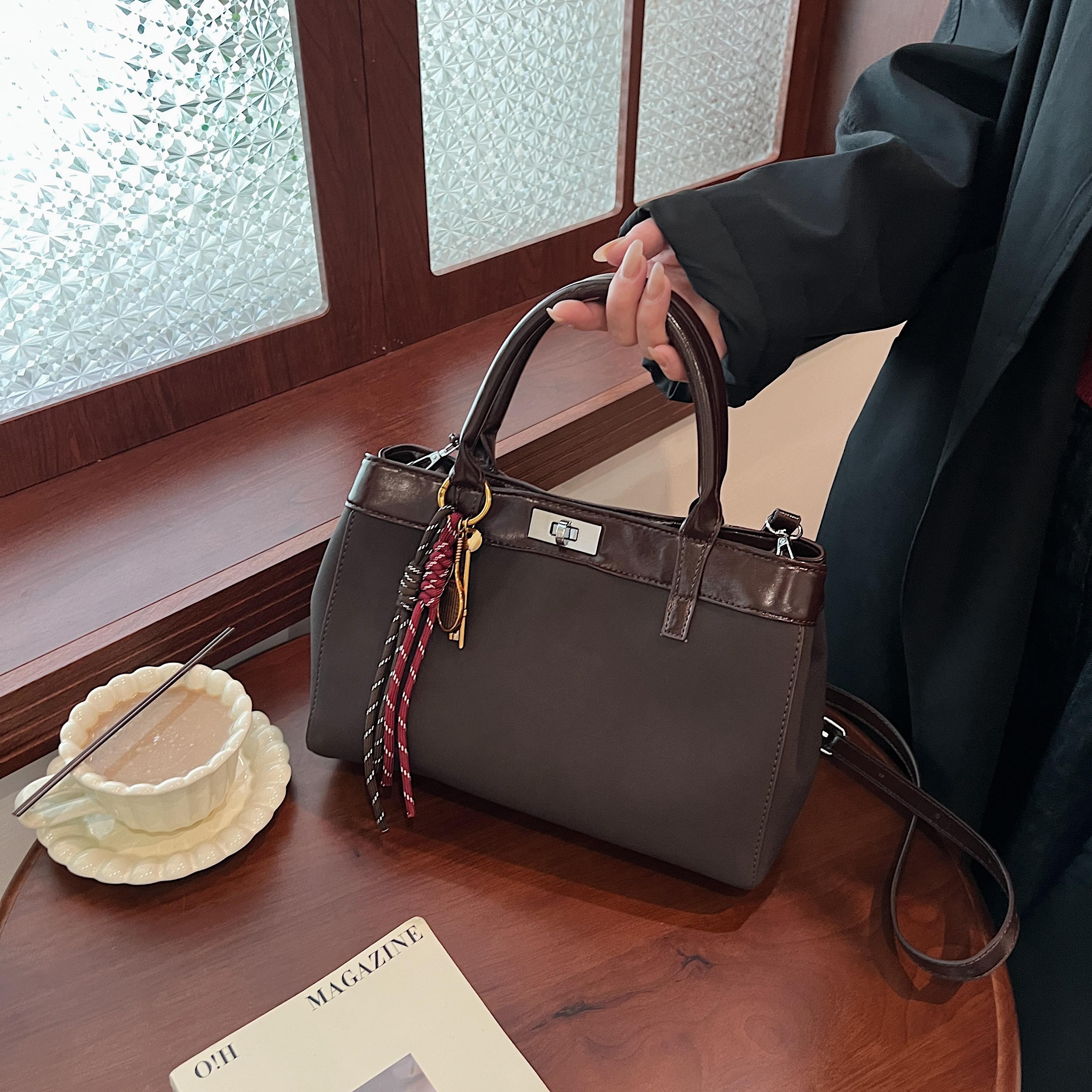 

Вместительная стильная простая женская сумка с косым ремешком из матовой полиуретановой ткани