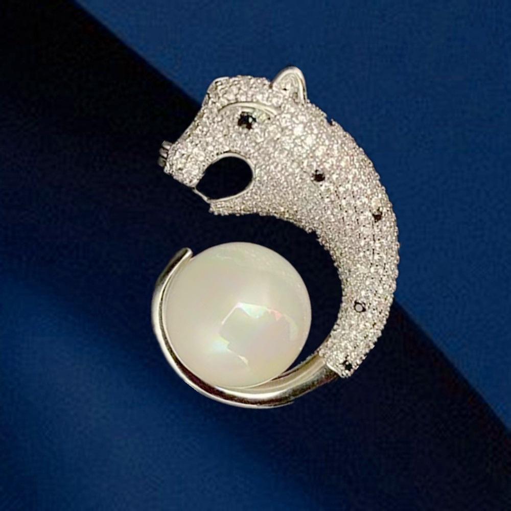 Luxury Copper Zircon Pearl Cheetah Brooch for Men and Women - Elegant Accessory for Suits and Shirts