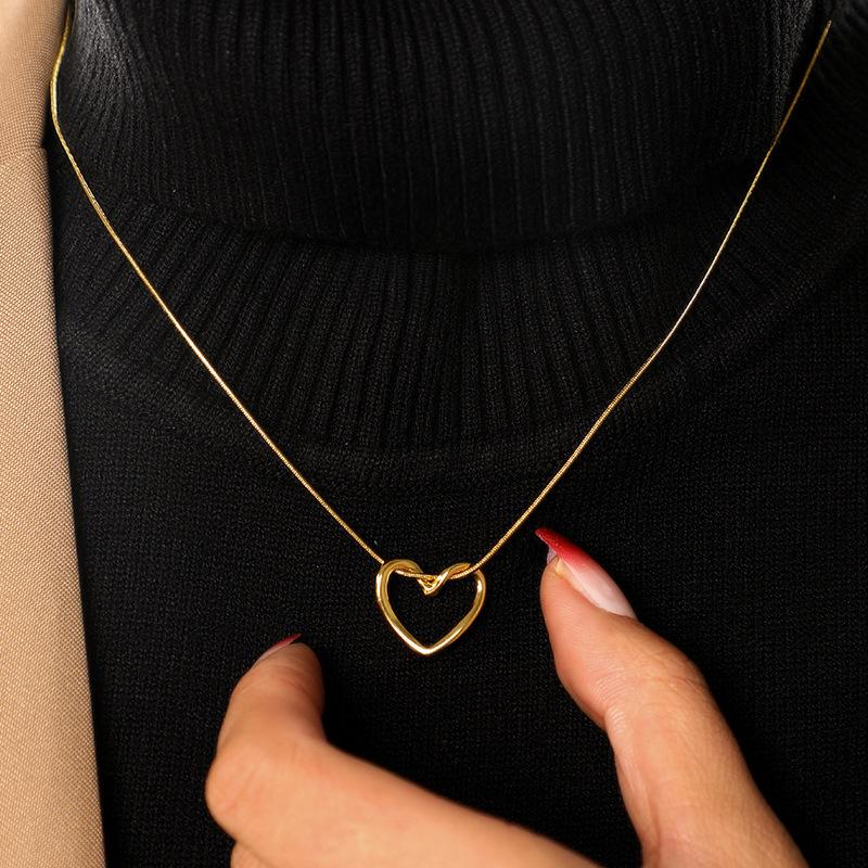 New hollowed heart necklace for girls, minimalist design student pendant, versatile stainless steel collarbone chain
