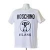 Camiseta masculina branca MOSCHINO COUTURE com estampa de duplo ponto de interrogação.