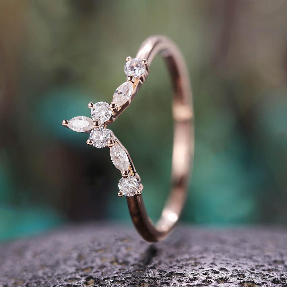 Huitan Exquisite V Design Women's Ring with Shiny CZ Simple Stylish Daily Wear Accessories 3 Metal Colors Fashion Girls Jewelry