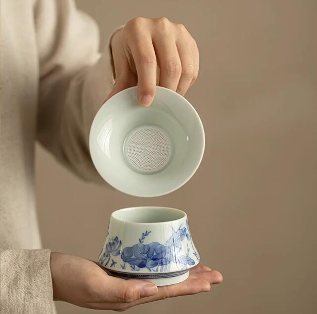 Jingdezhen Glazed Color Blue And White Tea Pitcher Handmade Lotus Japanese Cha Hai Tea Infuser Justice Cup Tea Craft Accessories