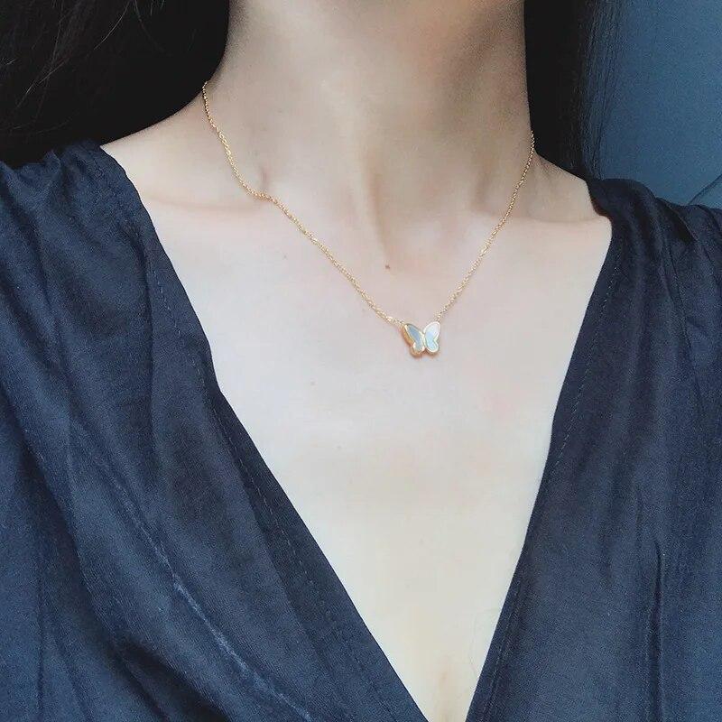 Korejská verze Akrylový náhrdelník s motýlkem pro ženy Náhrdelník s motýlkem zlaté barvy Jednoduché elegantní šperky velkoobchod