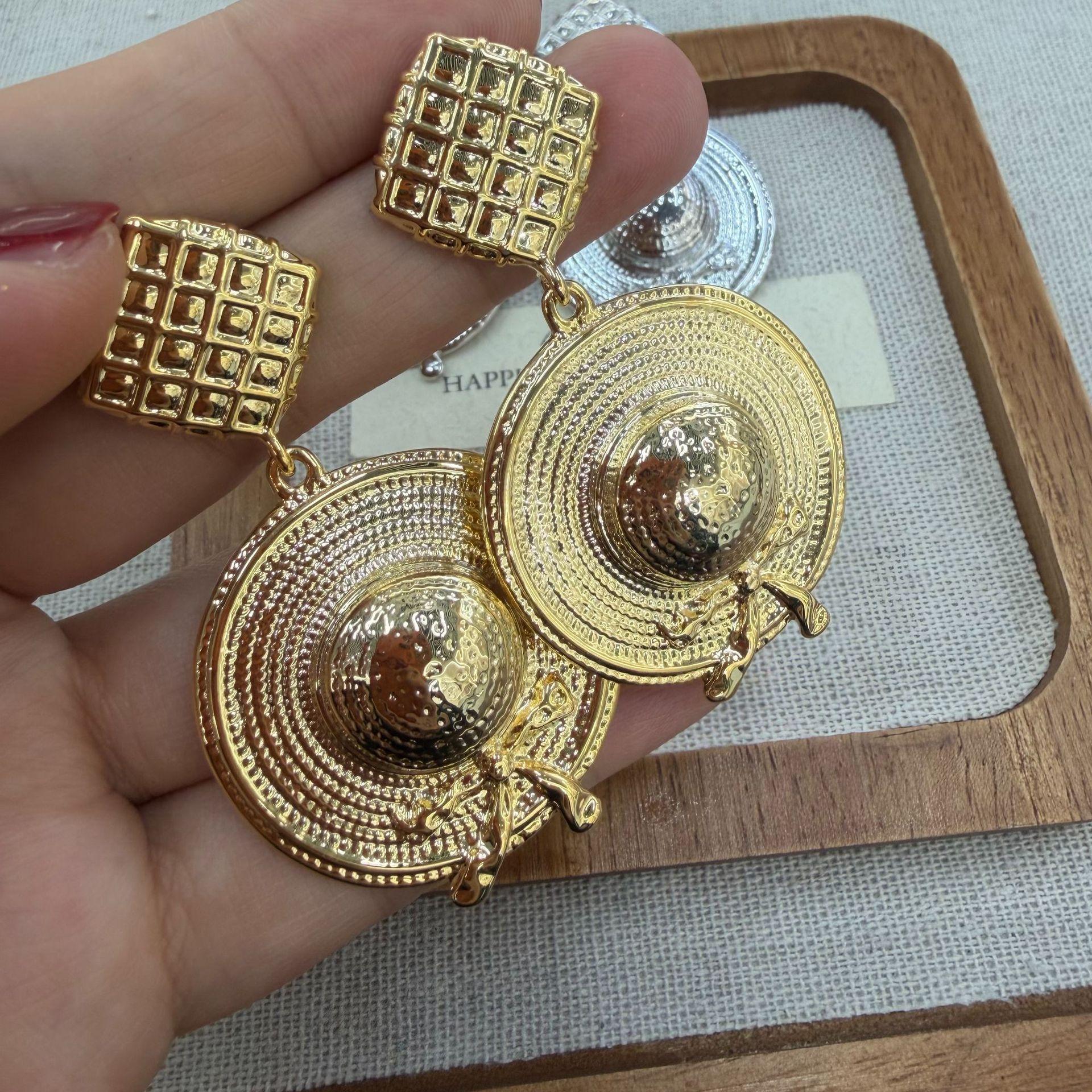 

Exaggerated Plain Gold Straw Hat Earrings, Needles, High-End Sense Retro Small Fragrant Style Fringed Medieval Earrings
